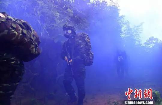  雨战激斗不分胜负，双方握手言和收场