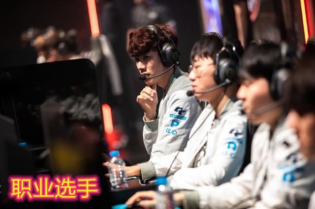  电竞主播转型教练，双重身份创佳绩