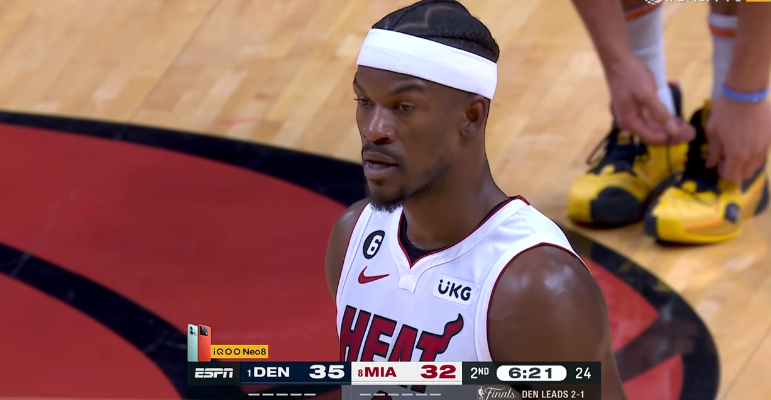  热火巴特勒强硬突破造犯规罚球制胜