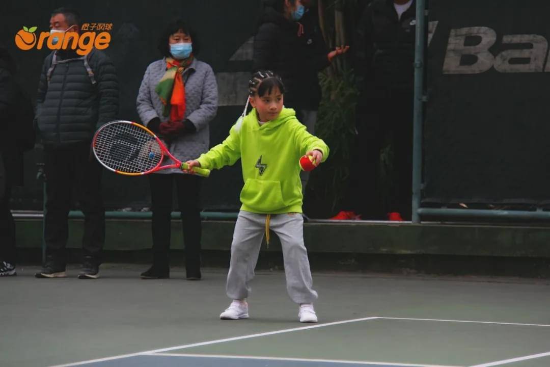  高校网球联赛激战正酣，学霸选手兼顾学业训练