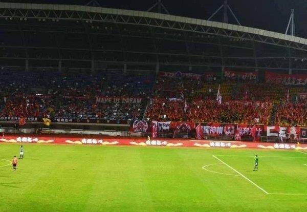  主场氛围助力腾飞，球迷助威声震屋瓦