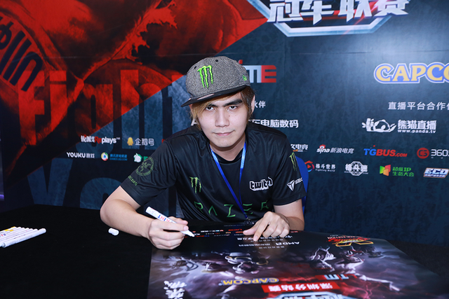  电竞选手沉着应战彰显大将风范