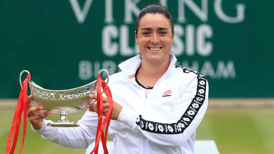  贾巴尔攻防俱佳，迪拜免税网球锦标赛封后