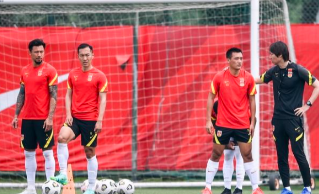 边路快马突破,单骑闯关上演帽子戏法