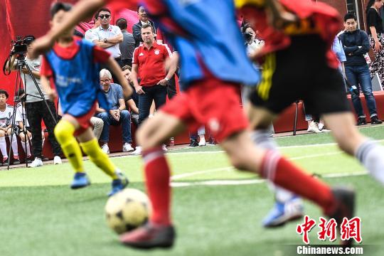  足坛名宿观战，现场指导激励士气