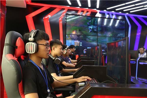  电竞裁判严格执法保障赛事公平