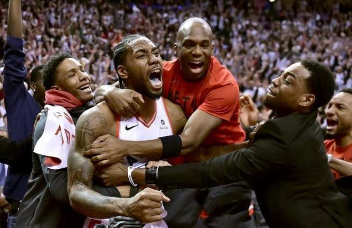  老将压哨三分绝杀，主场球迷陷入沸腾