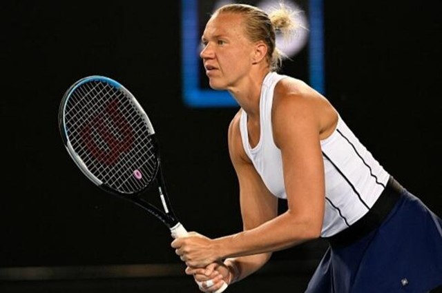  萨巴伦卡强势捧起澳网冠军奖杯