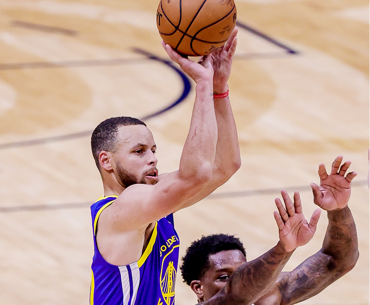  库里三分雨倾盆，勇士主场碾压鹈鹕队