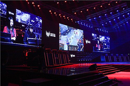 电竞解说激情四射,点燃赛场火热氛围